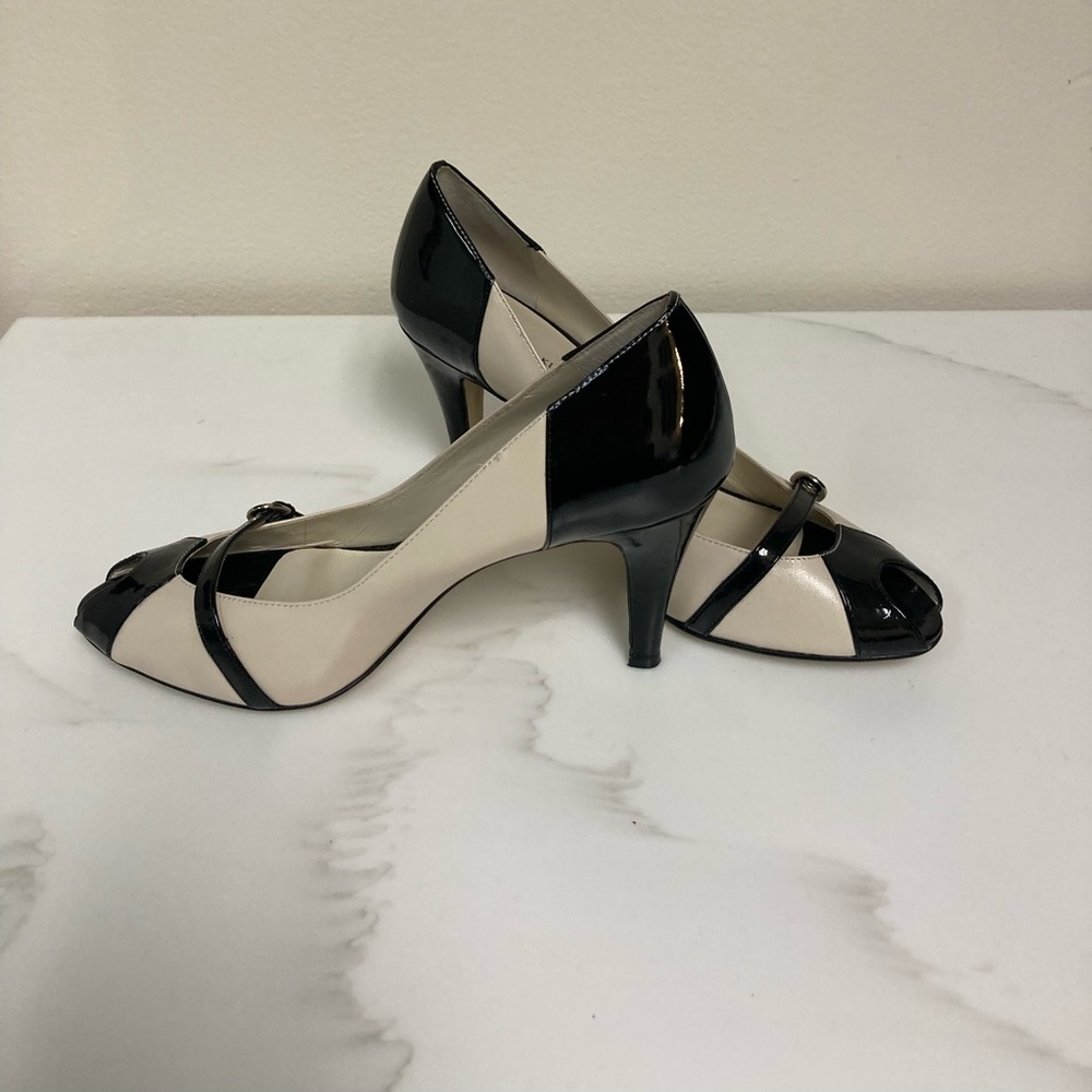 Anne Klein Size 10 Black & White Peep Toe Heel